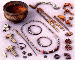 Bijoux, outils et céramique de la tombe n° 115 du cimetière du quartier de Manchester à Charleville-Mézières (vers 500). Musée de l'Ardenne, Charleville-Mézières. Photo Carl Gustin.